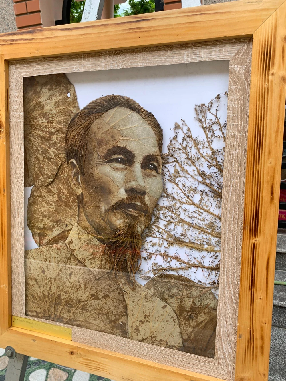 Chân dung Chủ tịch Hồ Chí Minh được làm bằng lá sen.