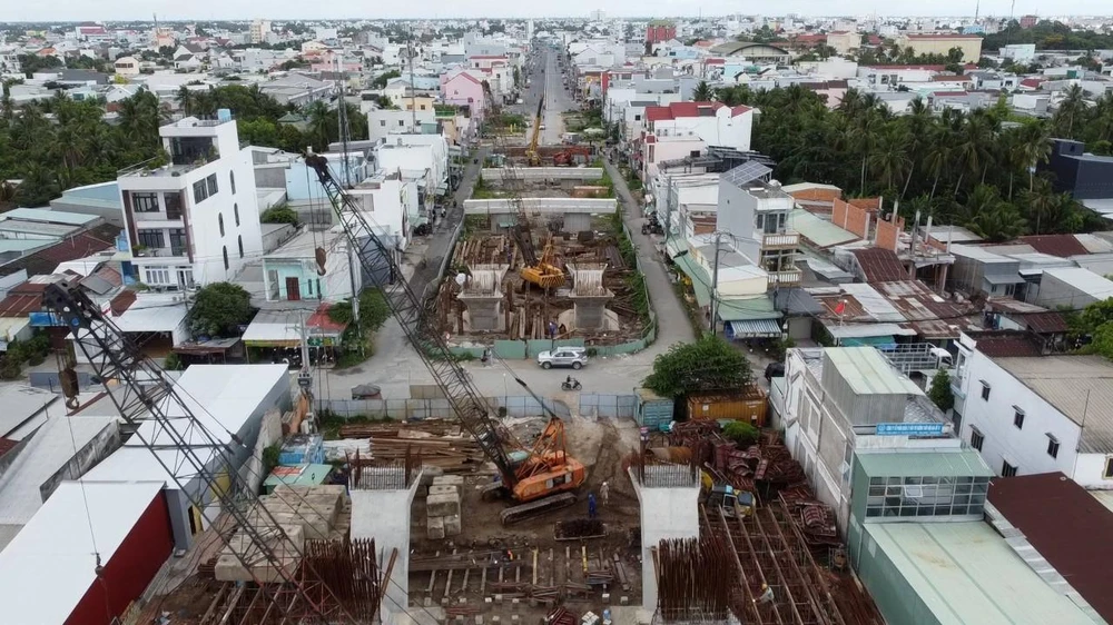 Công trình thi công cầu Trần Hoàng Na, phía bờ quận Ninh Kiều.