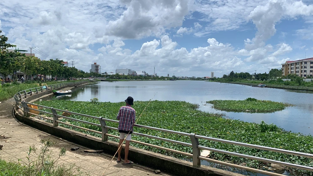 Nhưng hiện lối đi bộ dọc bờ kè hai bên bờ hồ thường xuyên bị ngập nước, gây ùn ứ cỏ rác làm mất vệ sinh và mất mỹ quan. Nhưng hiện lối đi bộ dọc bờ kè hai bên bờ hồ thường xuyên bị ngập nước, gây ùn ứ cỏ rác làm mất vệ sinh và mất mỹ quan.