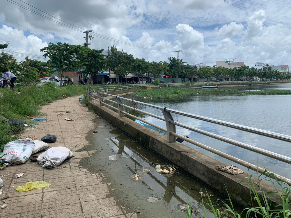 Lối đi bộ dưới lòng Hồ Bún Xáng ngập ngụa, đầy rác thải. Ảnh: HD Lối đi bộ dưới lòng Hồ Bún Xáng ngập ngụa, đầy rác thải. Ảnh: HD