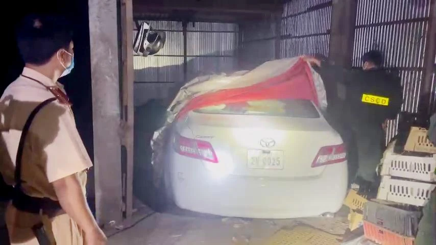 Ô tô nhãn hiệu Camry nghi nhập lậu được phát hiện ở bến lên hàng hoá. Ảnh: CACC