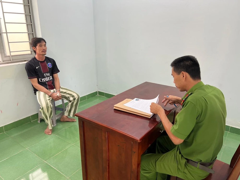 Công an lấy lời khai Trần Văn Được. Ảnh: CACC