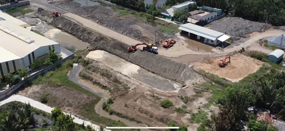 Bãi tập kết cát lậu quy mô lớn