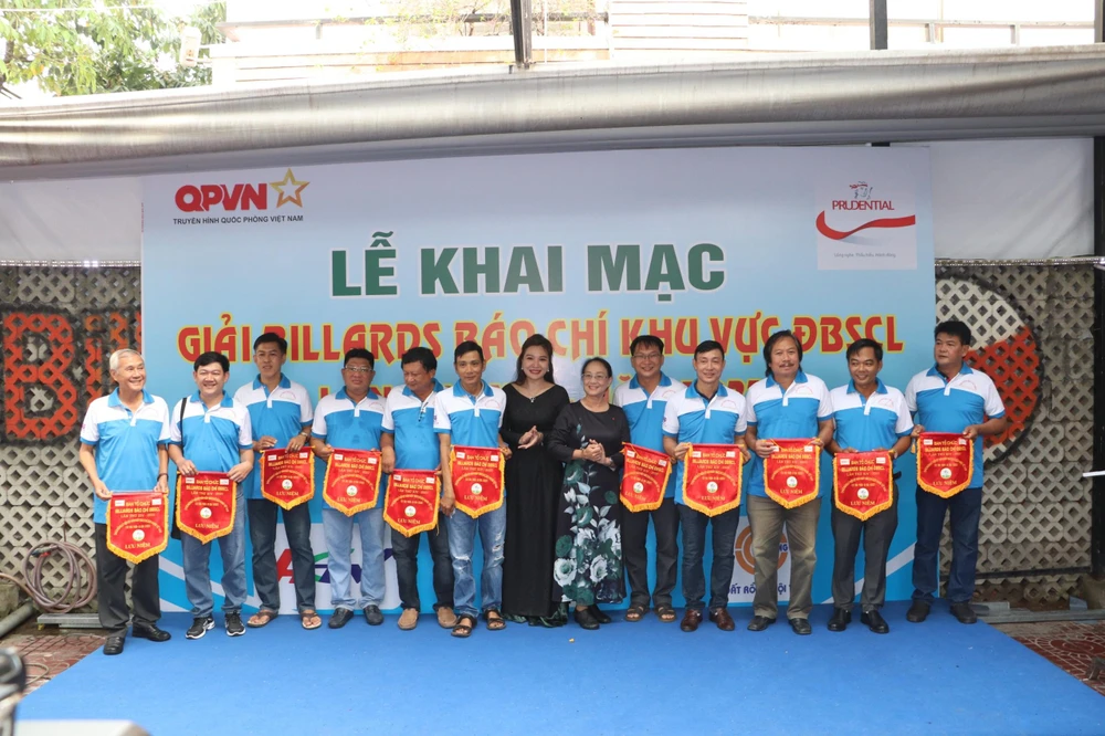 Các đại biểu trao cờ lưu niệm cho đại diện các cơ quan báo chí tham gia giải