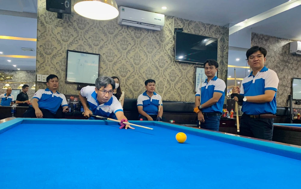 Cơ thủ Châu Lê Anh Hào, báo Pháp Luật TP.HCM tranh tài tại Giải Bida Báo chí khu vực ĐBSCL lần thứ 14. Ảnh: HD