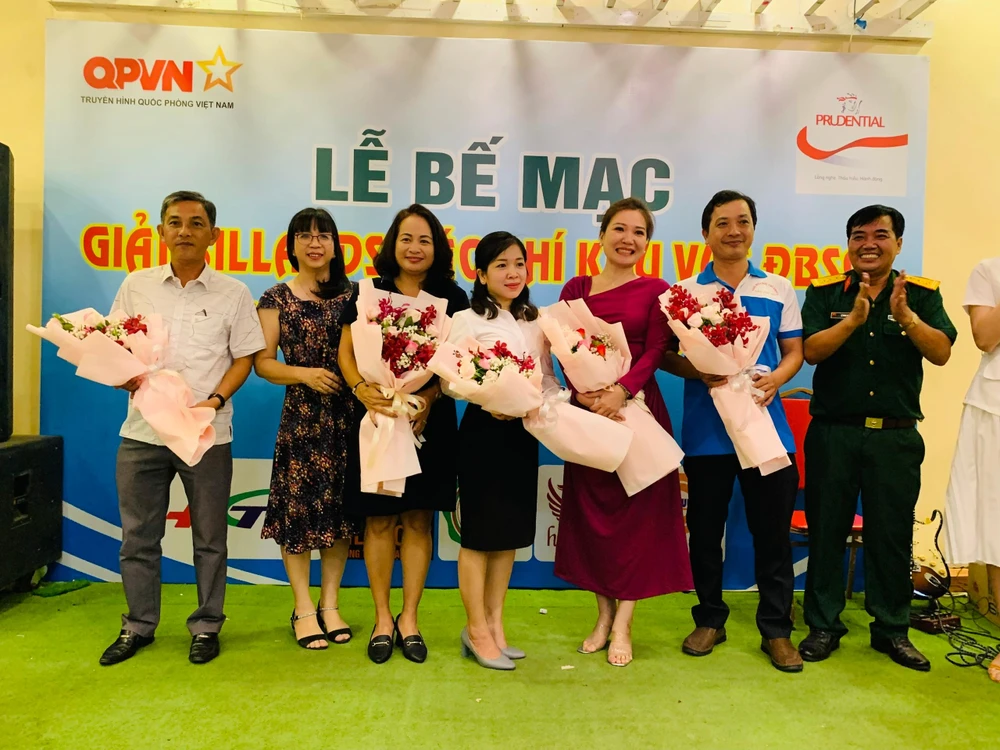 Ban tổ chức trao hoa cảm ơn các nhà tài trợ cho Giải Bida Báo chí khu vực ĐBSCL.