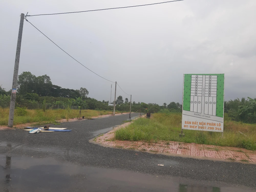 Một khu đất được phân lô bán nền để hình thành KDC tự phát ở xã Tân Hạnh, huyện Long Hồ mà Pháp Luật TP.HCM đã từng có bài phản ánh. Ảnh: HD