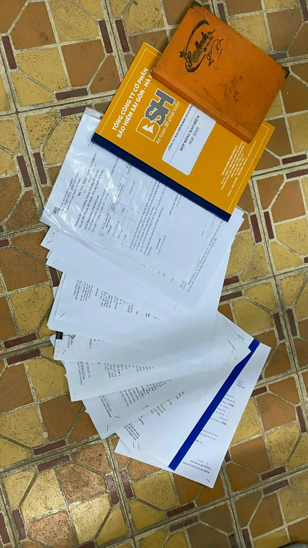 Sổ sách công an thu giữ từ nơi làm việc 2 bị can. Ảnh: HD