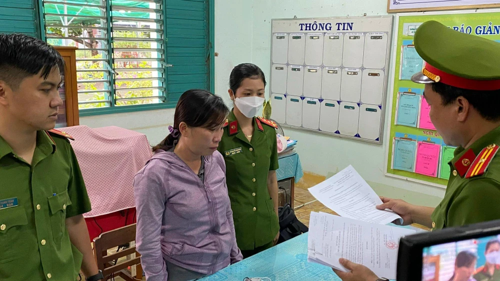 Công an đọc lệnh bắt bị can Nguyễn Đoàn Bảo Như. Ảnh: HD