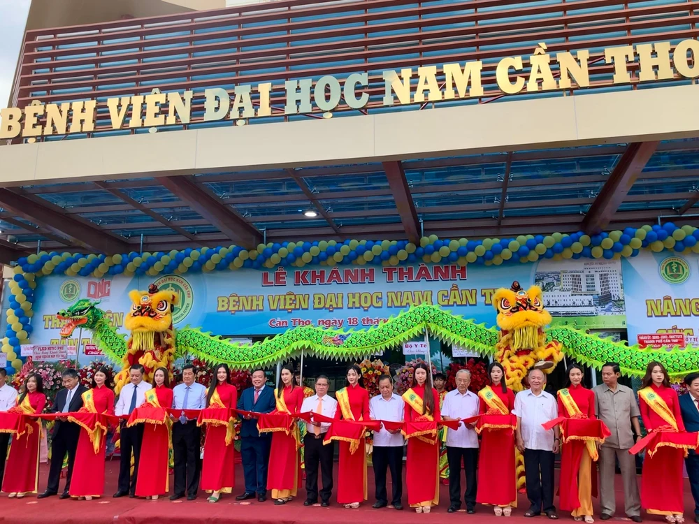 Các đại biểu cắt băng khánh thành Bệnh viện Đại học Nam Cần Thơ chính thức đi vào hoạt động. Ảnh: HD