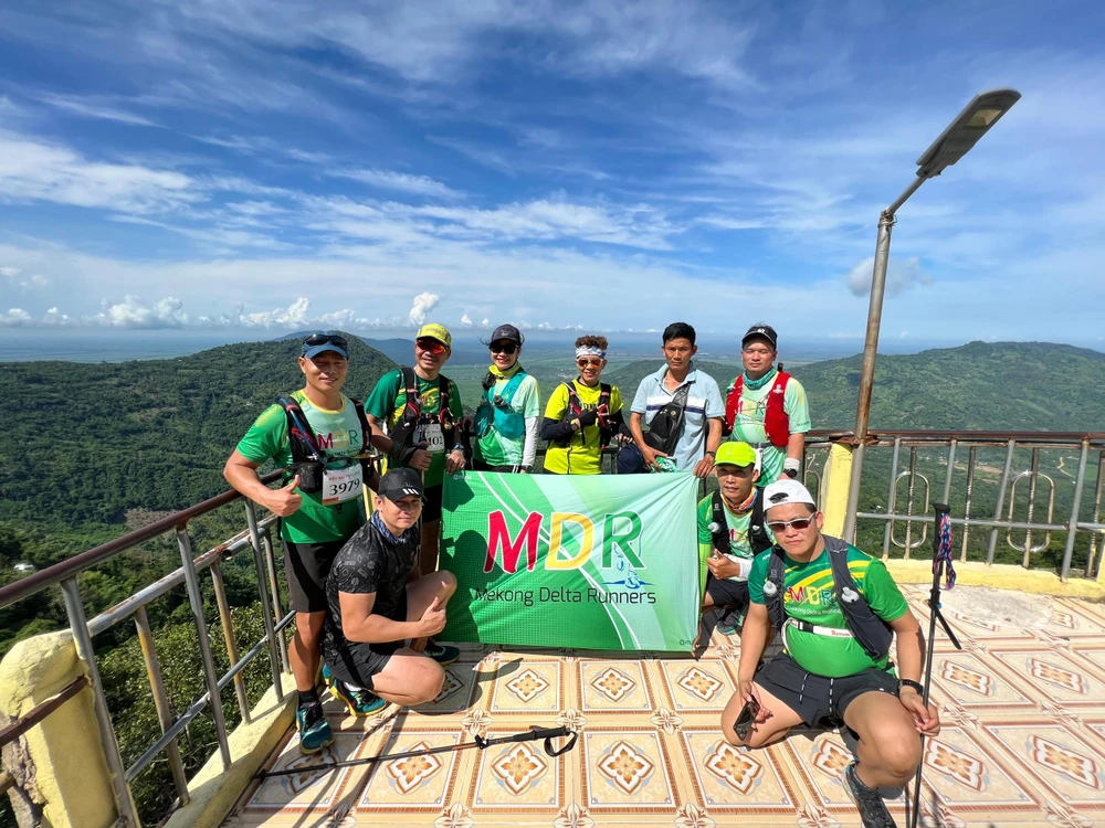 Trekking giúp các vận động viên tăng cường sức khỏe, rèn luyện ý chí và chiêm ngưỡng cảnh đẹp của Thiên Cấm Sơn hùng vĩ bằng trải nghiệm đặc biệt.