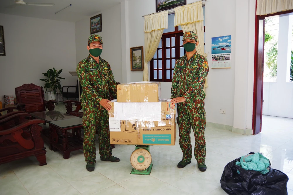 2 người ôm bao cần sa khô qua biên giới An Giang ảnh 1