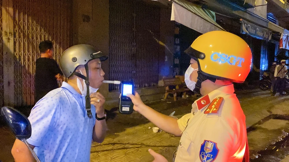 Cảnh sát giao thông TP Cần Thơ kiểm tra nồng độ cồn. Ảnh: CACC