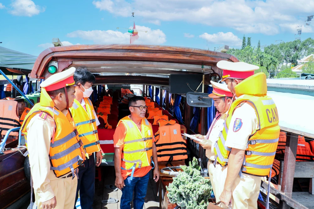 Lực lượng Cảnh sát giao thông thuỷ Cần Thơ tăng cường kiểm tra, tuyên truyền nhắc nhở các chủ phương tiện thực hiện đúng quy định về an toàn giao thông thuỷ