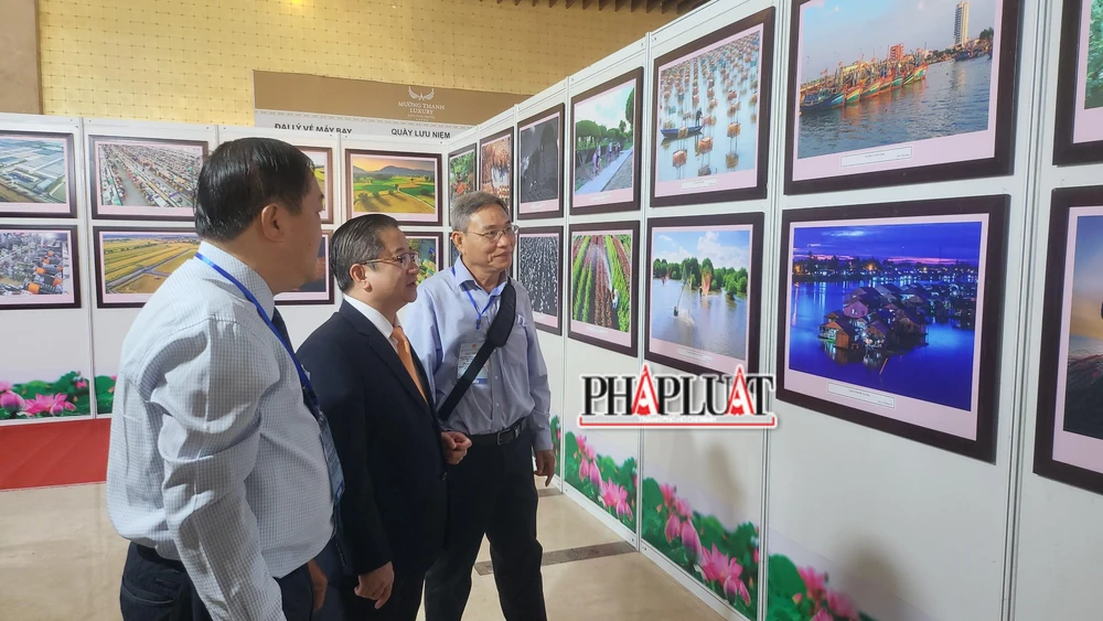 Các đại biểu tham quan thưởng thức Triển lãm ảnh nghệ thuật “Đồng bằng sông Cửu Long - Khát vọng phát triển”