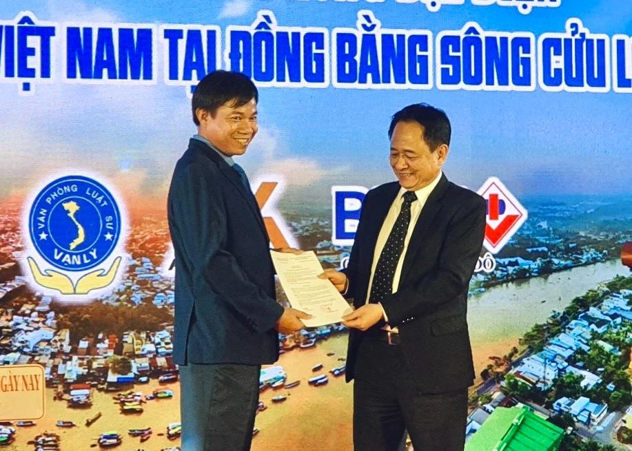 Luật sư - Nhà báo Ngô Hồng Thủy (trái) nhận quyết định bổ nhiệm Trưởng Văn phòng đại diện Tạp chí Luật sư Việt Nam khu vực Đồng bằng sông Cửu Long