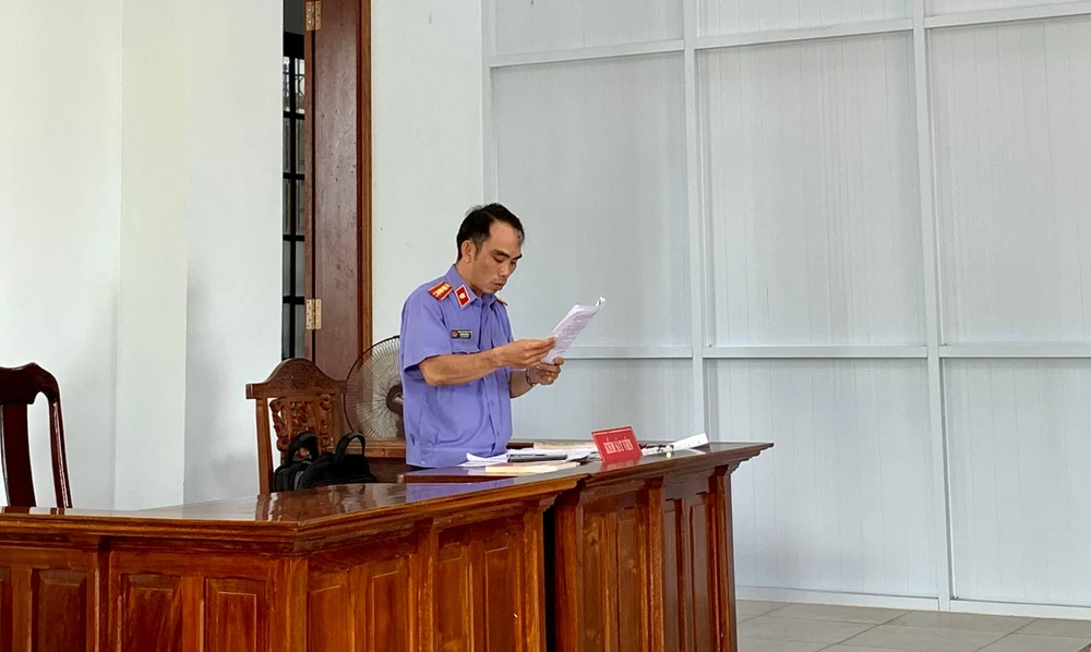 Đại diện VKSND TP Cần Thơ trình bày quan điểm giải quyết vụ án tranh chấp. Ảnh: HD