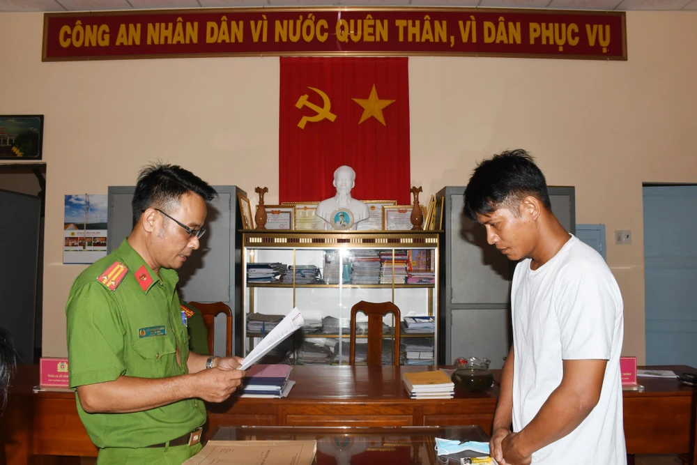 Công an đọc lệnh bắt Trương Thành Tuân. Ảnh: CACC