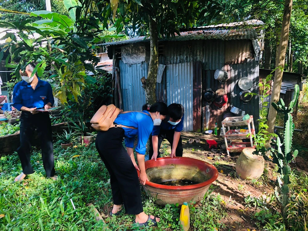 Các lực lượng phường Hòa Thuận, TP Cao Lãnh thực hiện chiến dịch diệt lăng quăng phòng chống bệnh sốt xuất huyết. Ảnh: HD