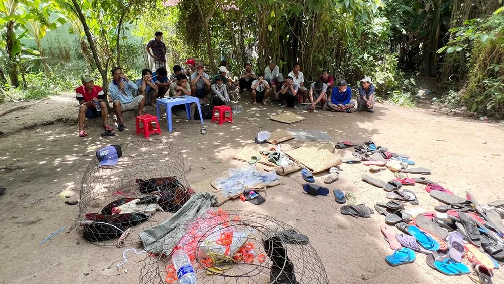 Những người chơi đá gà ăn tiền bị bắt quả tang cùng nhiều tang vật