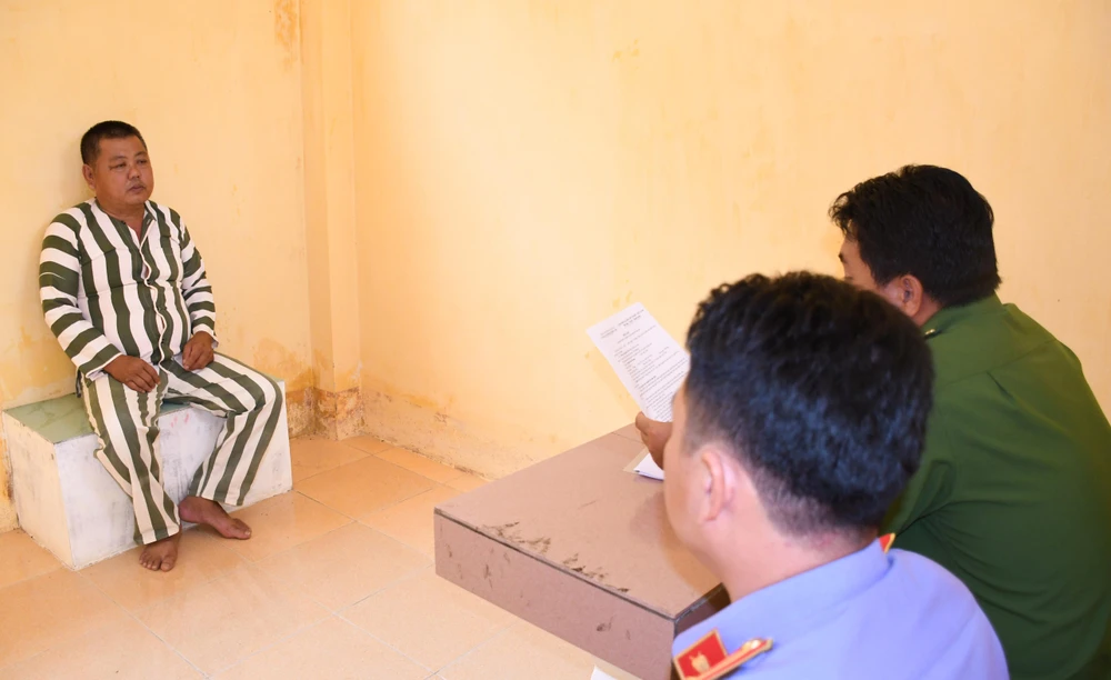 Cơ quan điều tra lấy lời khai Huỳnh Văn Phong. Ảnh: ĐN