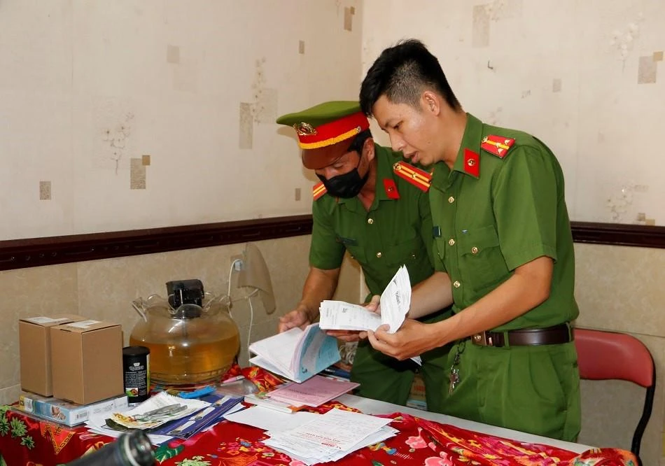 Công an khám xét nhà các bị can.