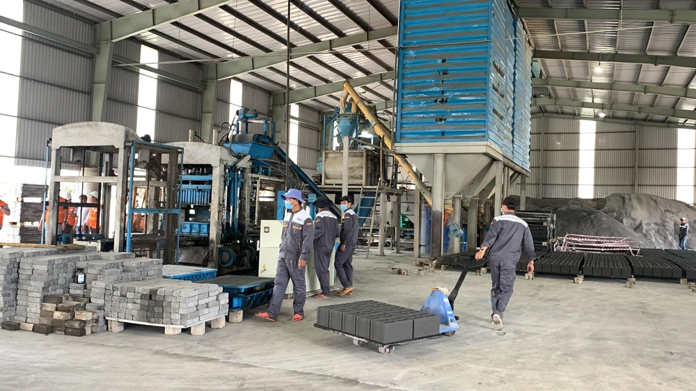 Sản xuất gạch từ tro xỉ trong khu vực Nhà máy Nhiệt điện Duyên Hải (Trà Vinh)