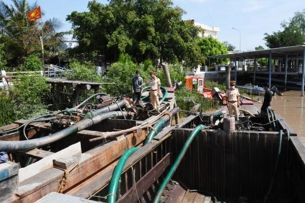 2 phương tiện hút trộm cắt sông bị Công an Trà Vinh bắt quả tang. Ảnh: CACC