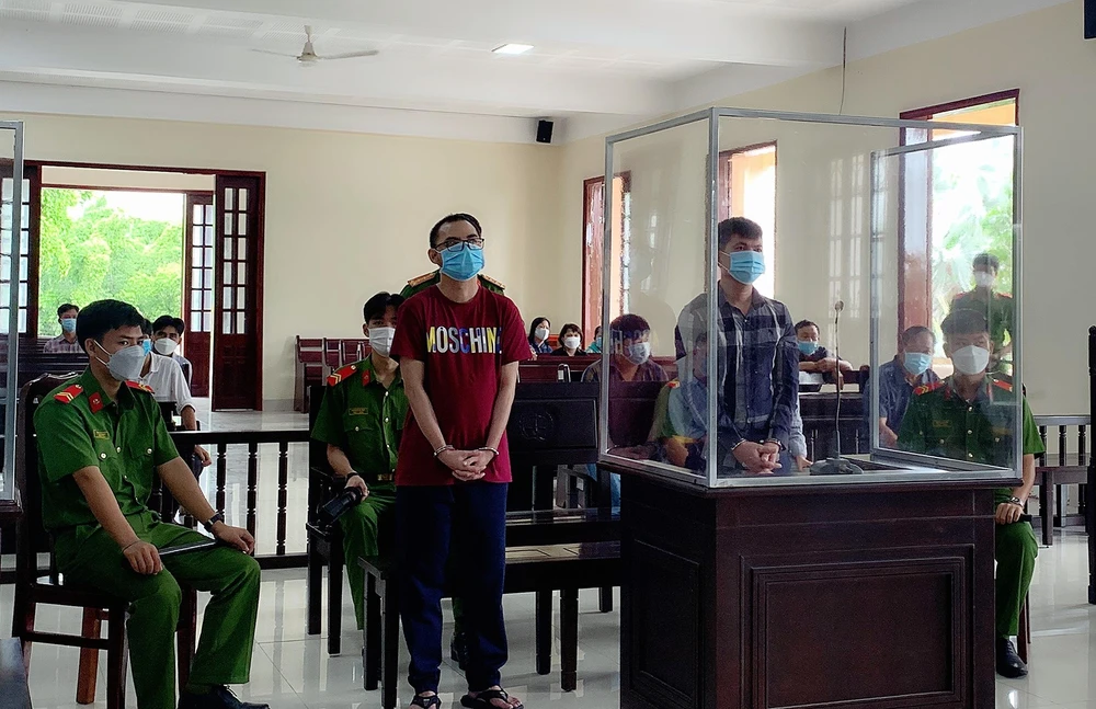 Bị cáo Huỳnh Văn Hiền và Văn Công Tùng Bách tại tòa. Ảnh: HD