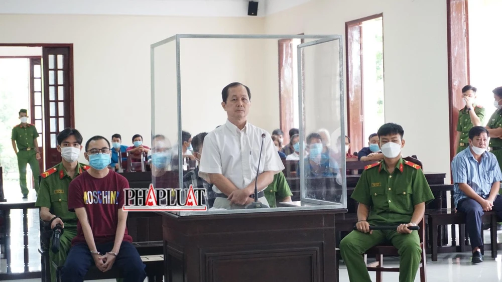 Bị cáo Phạm Phú Lộc (áo trắng, đứng) tại tòa. Ảnh: HD