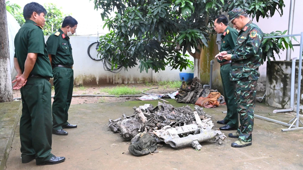 Xác máy bay, dù phi công được tìm thấy dưới vuông tôm.