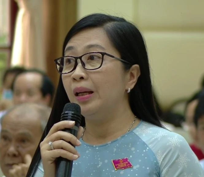 ĐB Lê Thị Huyền Phong chất vấn về tình trạng Công ty tài chính đòi nợ kiểu “xã hội đen. Ảnh: HD