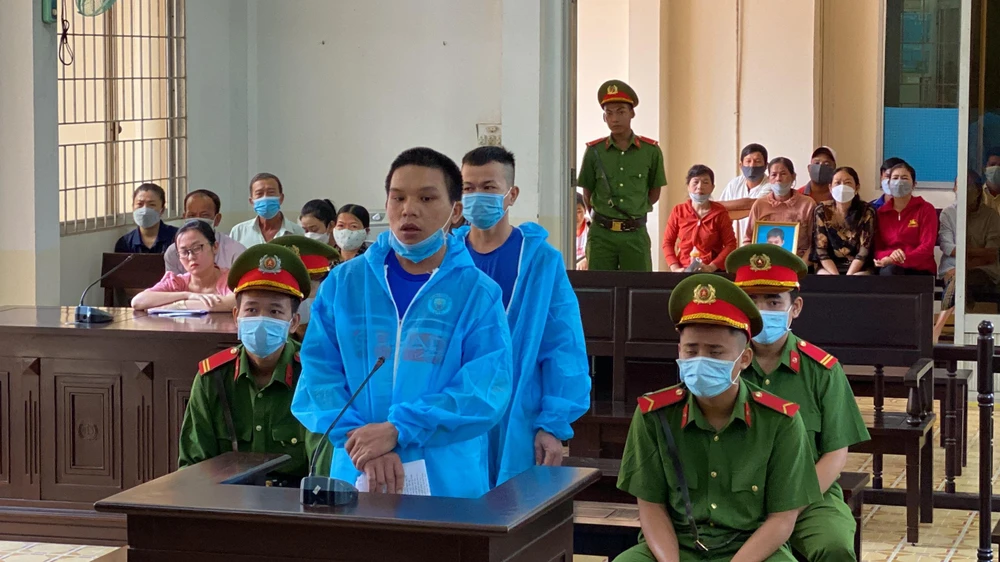 Bị cáo Tạ Thanh Hải và Trần Văn Dở tại tòa. Ảnh: HD