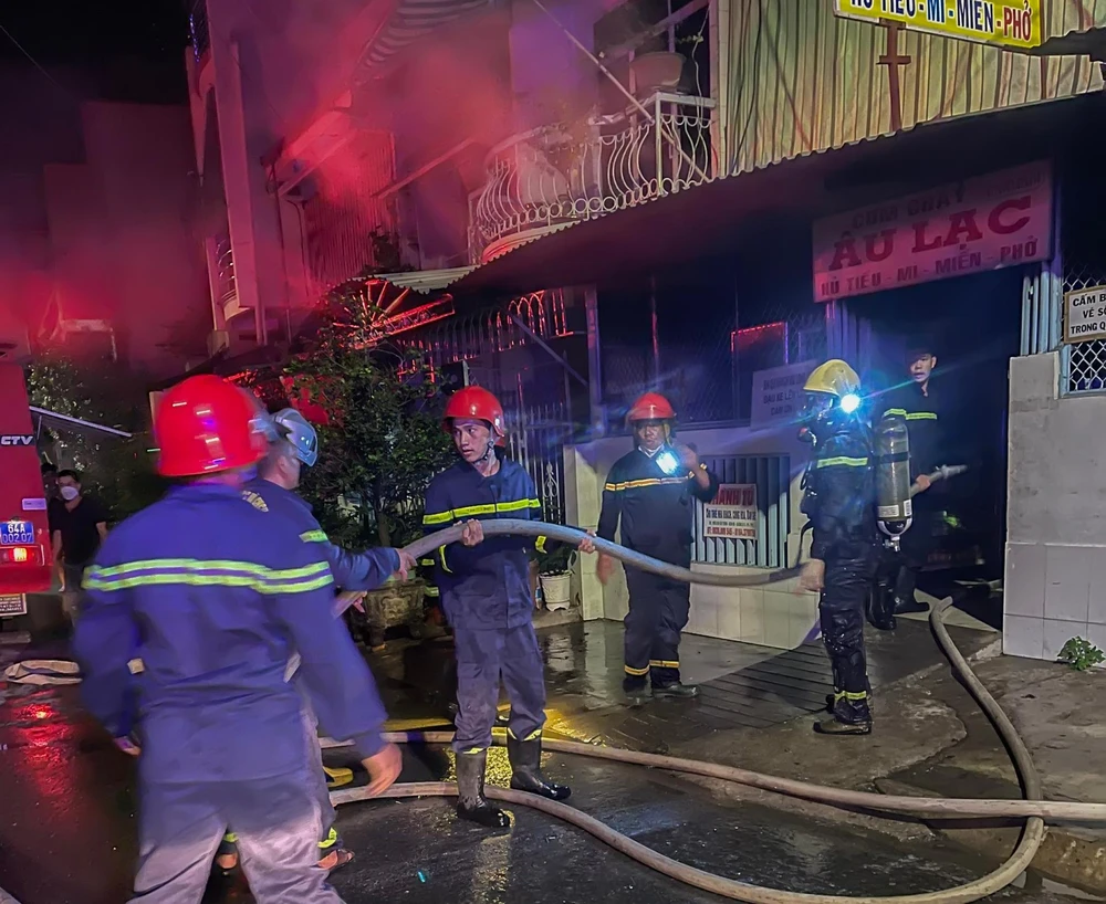 Lực lượng phòng cháy chữa cháy tích cực dập lửa. Ảnh: CACC