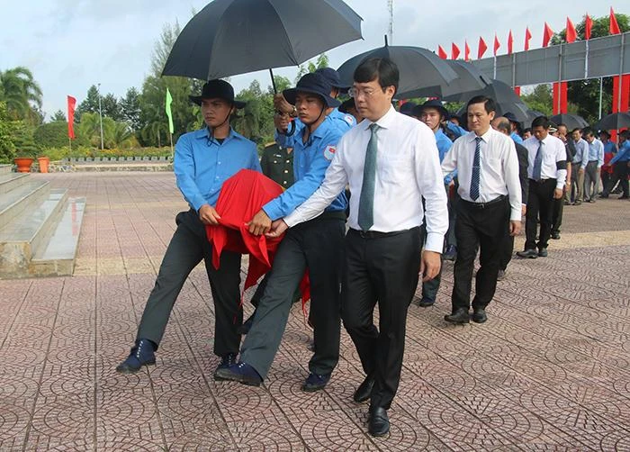 Bí thư Tỉnh ủy Đồng Tháp Lê Quốc Phong cùng lãnh đạo tỉnh và lực lượng chuyên trách Đội K91 đưa các liệt sỹ về nơi an nghỉ. Ảnh: VIỆT TIẾN
