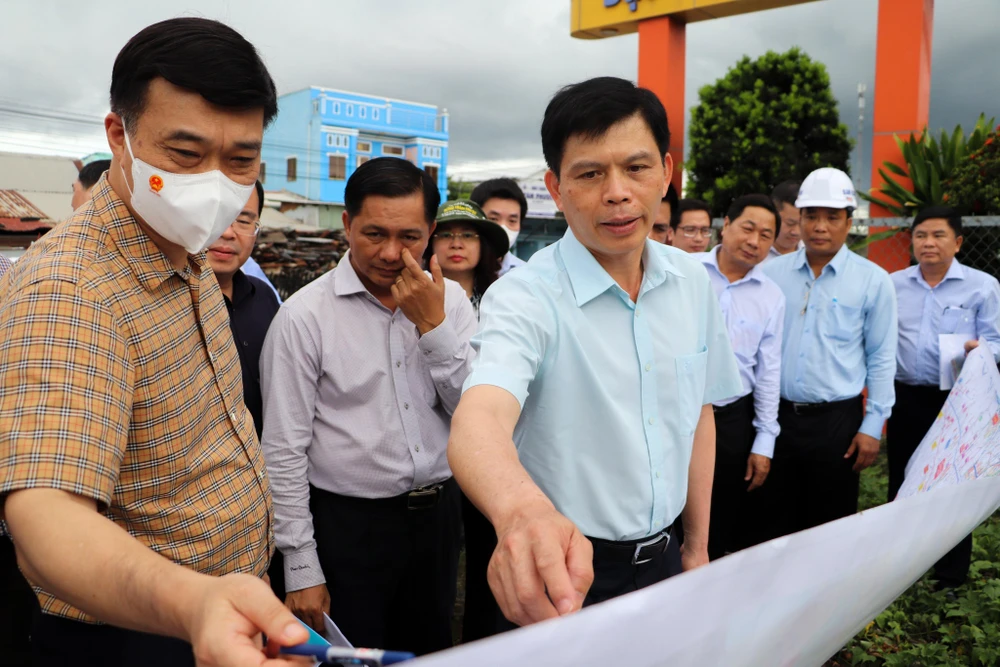 Ông Vũ Hồng Thanh (bìa trái), Chủ nhiệm Ủy ban Kinh tế của Quốc hội dẫn đầu đoàn công tác của Trung ương đến khảo sát thực địa. Ảnh: BT Ông Vũ Hồng Thanh (bìa trái), Chủ nhiệm Ủy ban Kinh tế của Quốc hội dẫn đầu đoàn công tác của Trung ương đến khảo sát thực địa. Ảnh: BT