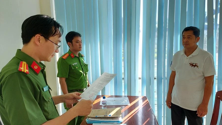 Công an đọc lệnh bắt khẩn cấp Lê Trung Nguyên Khôi. Ảnh: CAĐT