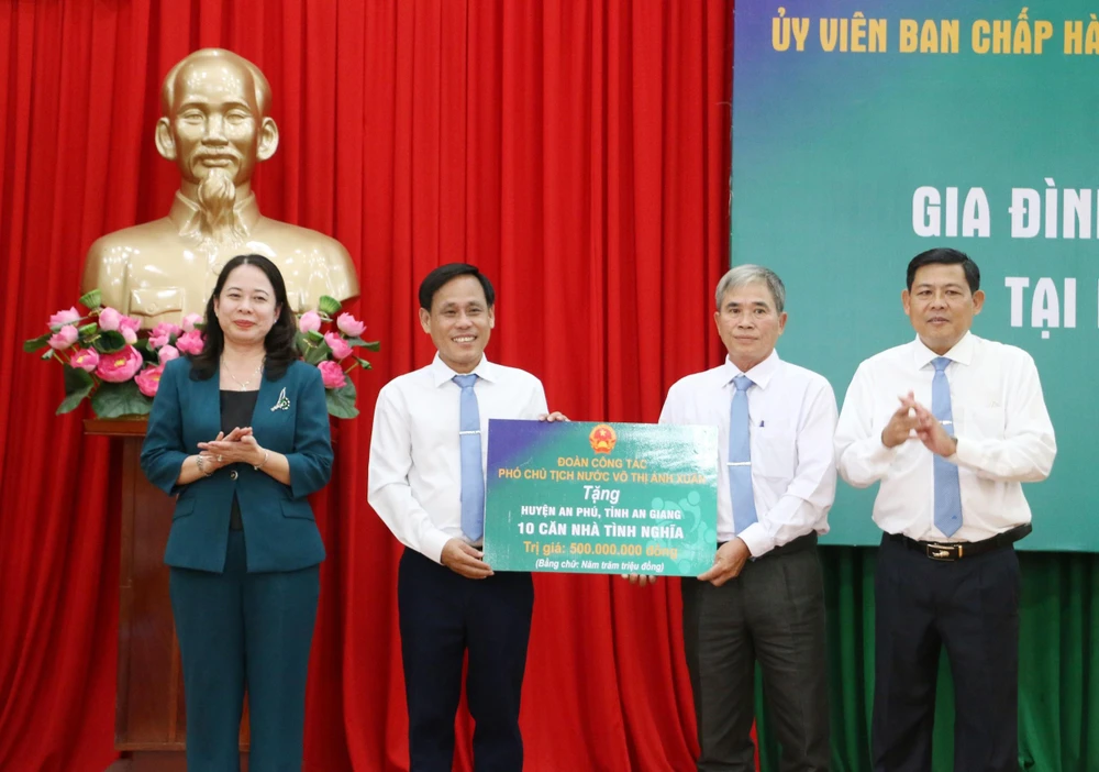 Phó Chủ tịch nước Võ Thị Ánh Xuân trao tặng 10 căn nhà Đại đoàn kết cho huyện An Phú.