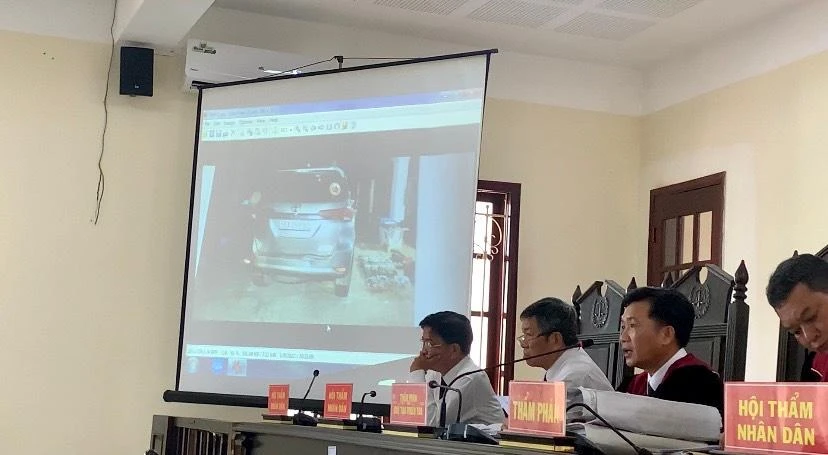 Tòa trình chiếu lại chiếc xe ô tô do Thái điều khiển vận chuyển 45kg ma túy bị bắt quả tang. Ảnh: HD