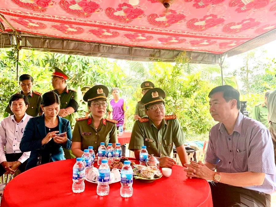 Chủ tịch UBND tỉnh Đồng Tháp Phạm Thiện Nghĩa cùng lãnh đạo tỉnh đến viếng, chia sẻ và động viên gia đình Thiếu tá Hồ Tấn Dương. Ảnh: CAĐT