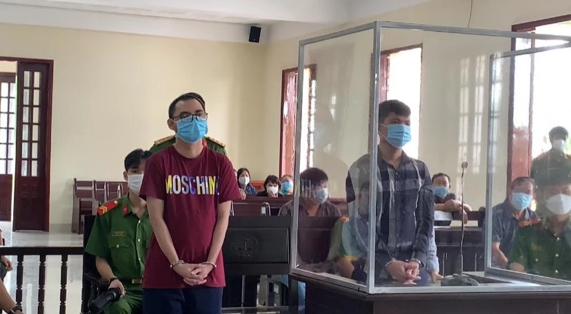 Hai bị cáo tại tòa.