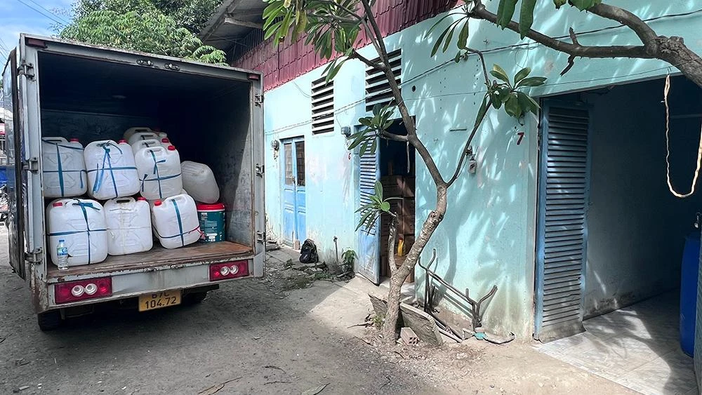 Xe tải chở nhớt công an bắt quả tang. Ảnh: CACC