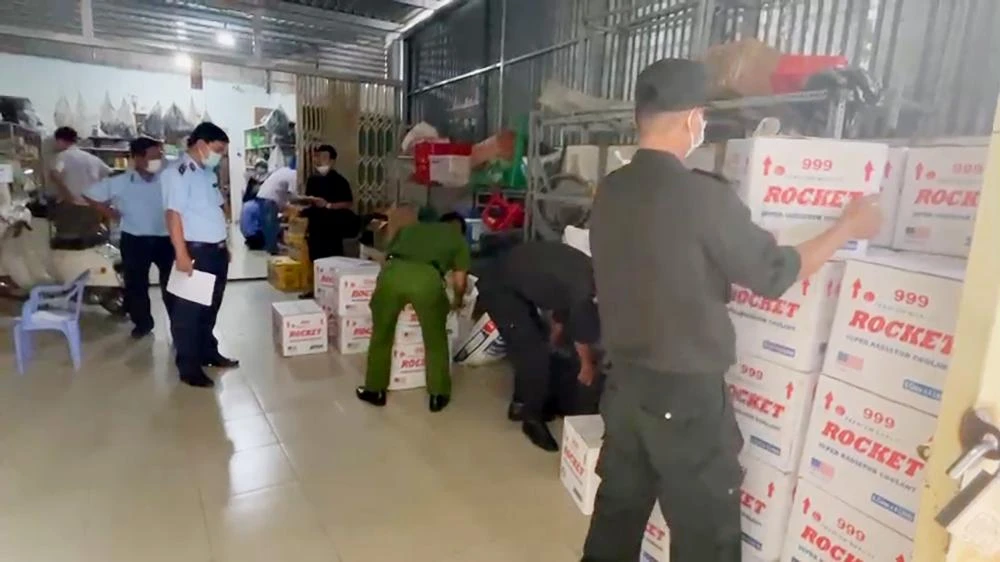 Công an khám xét địa điểm kinh doanh của Lý phát hiện thêm nhiều dầu nhớt nghi làm giả.