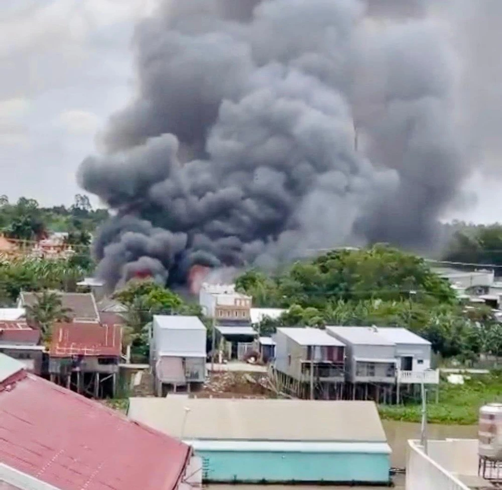 Lửa bùng phát dữ dội đã thiêu rụi ba căn nhà ở xã Đa Phước, huyện An Phú, An Giang. Ảnh: HD