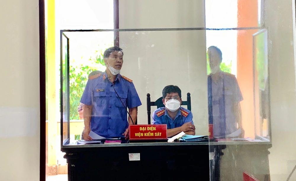 Đại diện VKSND tỉnh Đồng Tháp phát biểu quan điểm tại tòa. Ảnh: HD