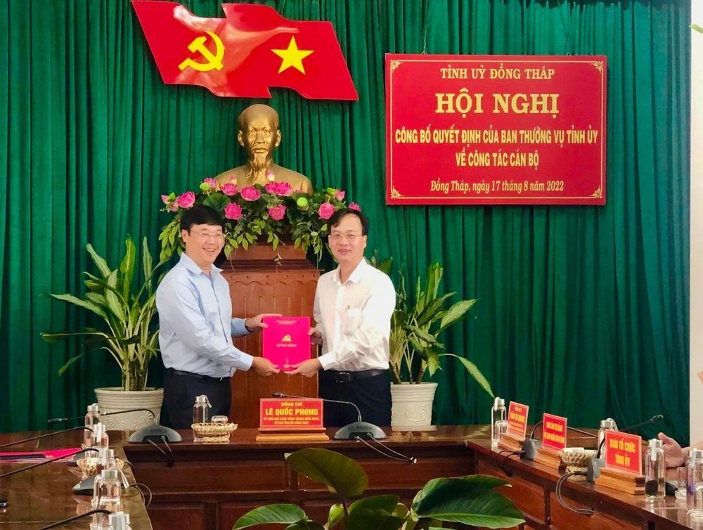 Ông Lê Quốc Phong - Bí thư Tỉnh ủy Đồng Tháp, trao quyết định điều động cho ông Trần Trí Quang. Ảnh: HD
