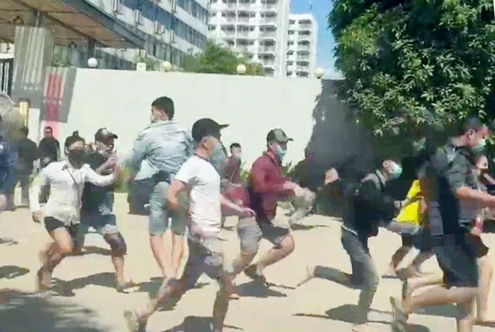 Nhóm người tháo chạy từ casino ở Campuchia bơi về Việt Nam, trong đó có 1 người tử vong trong lúc bơi qua sông, 1 người bị bắt giữ lại.