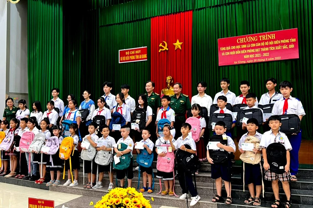 Lãnh đạo Bộ Chỉ huy BĐBP tỉnh An Giang trao quà cho học sinh.
