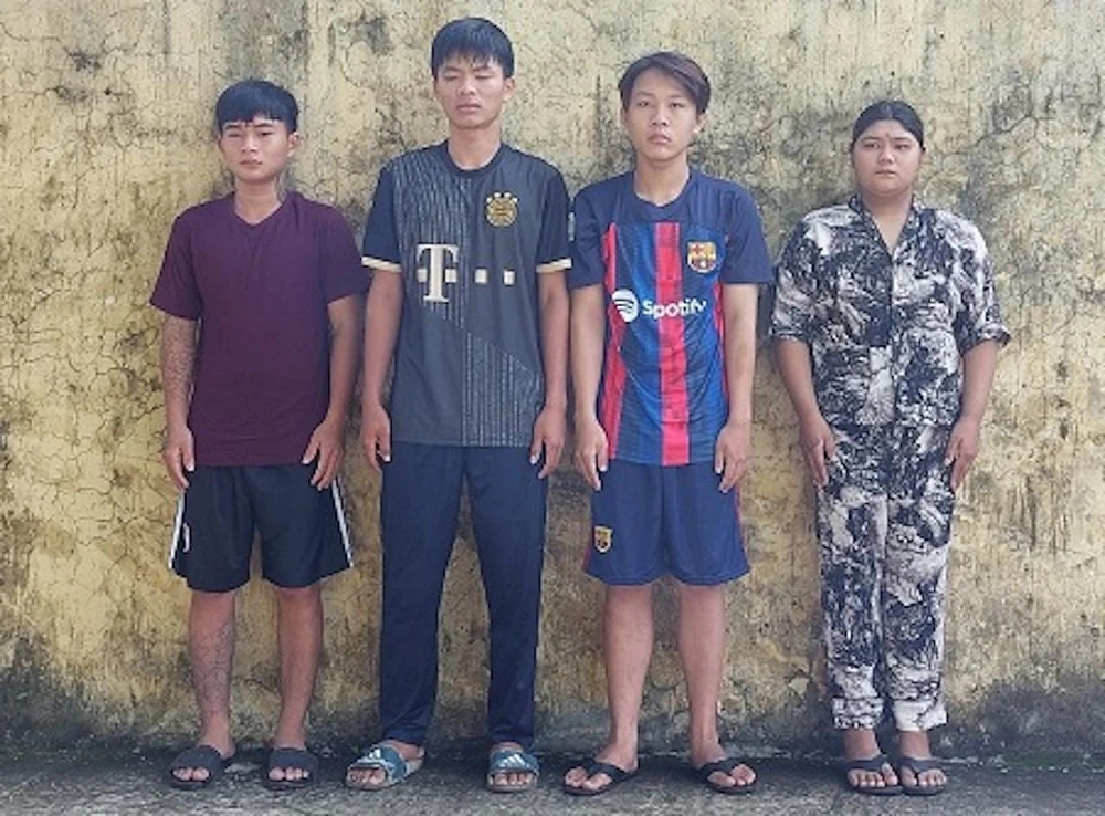 4 thanh thiếu niên trong nhóm cướp đêm đang bị công an tạm giữ hình sự. Ảnh: CACC