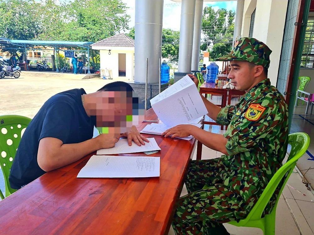 Lực lượng biên phòng đang lấy thông tin những người tháo chạy về từ Campuchia. ẢNh: HD Lực lượng biên phòng đang lấy thông tin những người tháo chạy về từ Campuchia. ẢNh: HD